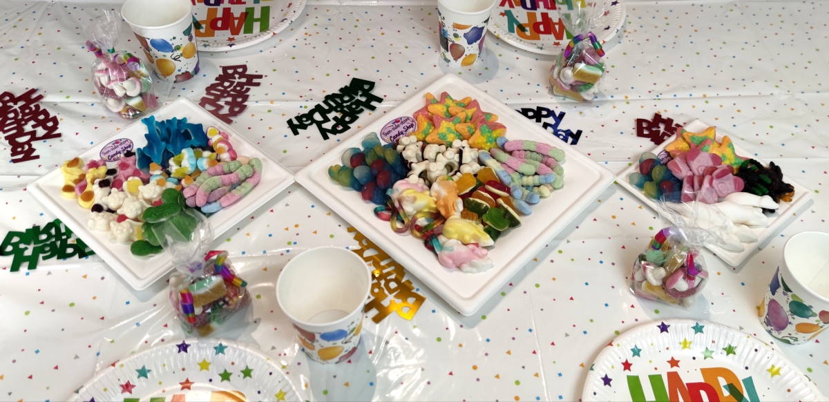 Unsere 3 Größenvarianten für die Süßigkeitenplatten für ihren Kindergeburtstag. Ihre Kinder werden es lieben Unsere 3 Größenvarianten für die Süßigkeitenplatten für ihren Kindergeburtstag. Ihre Kinder werden es lieben